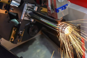laser cutting working